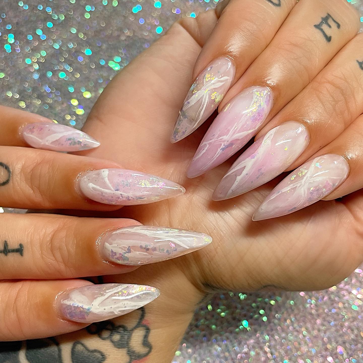 Lange puntige nagels in rose quartz met glitter