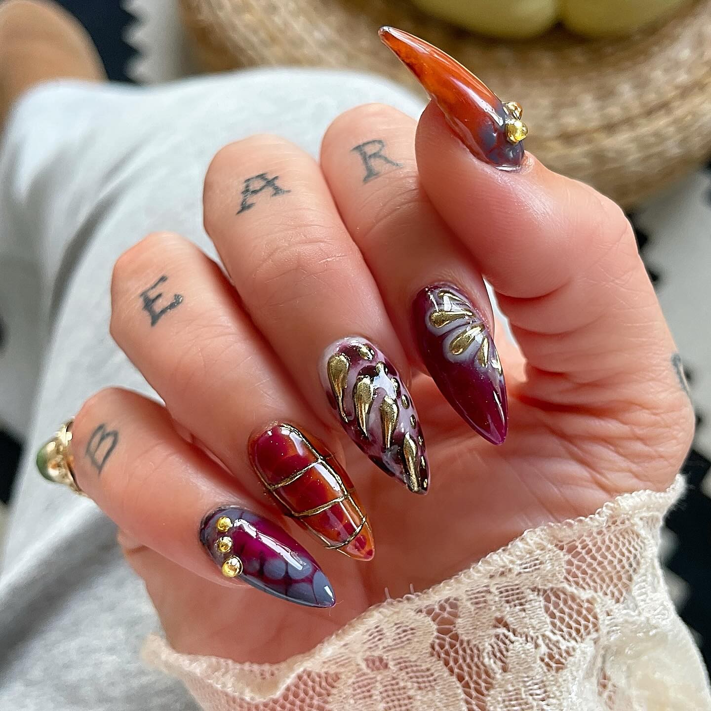Lange nagels in herfsttinten met chrome en goud