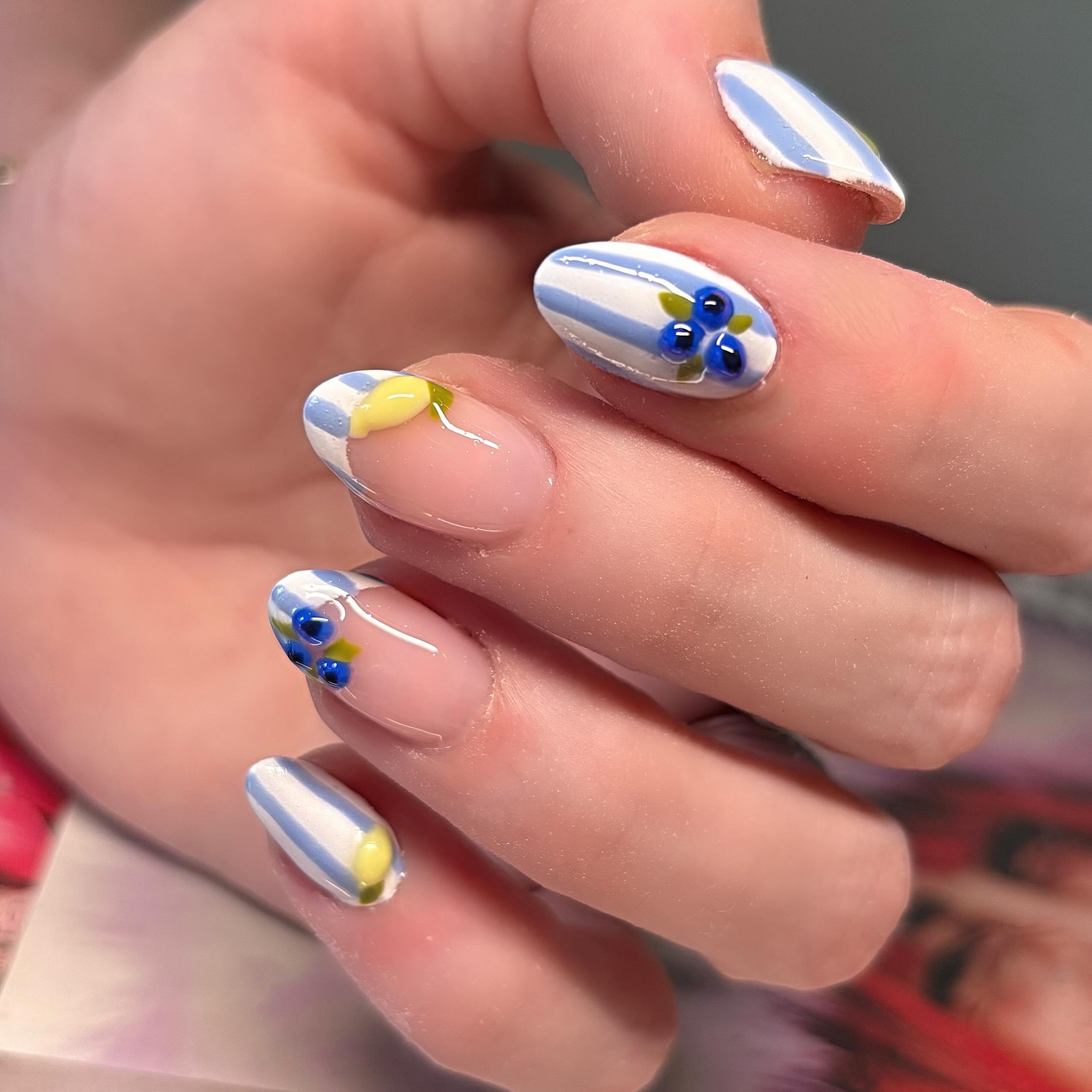Nagels met blauwe strepen, citroentjes en bosbessen