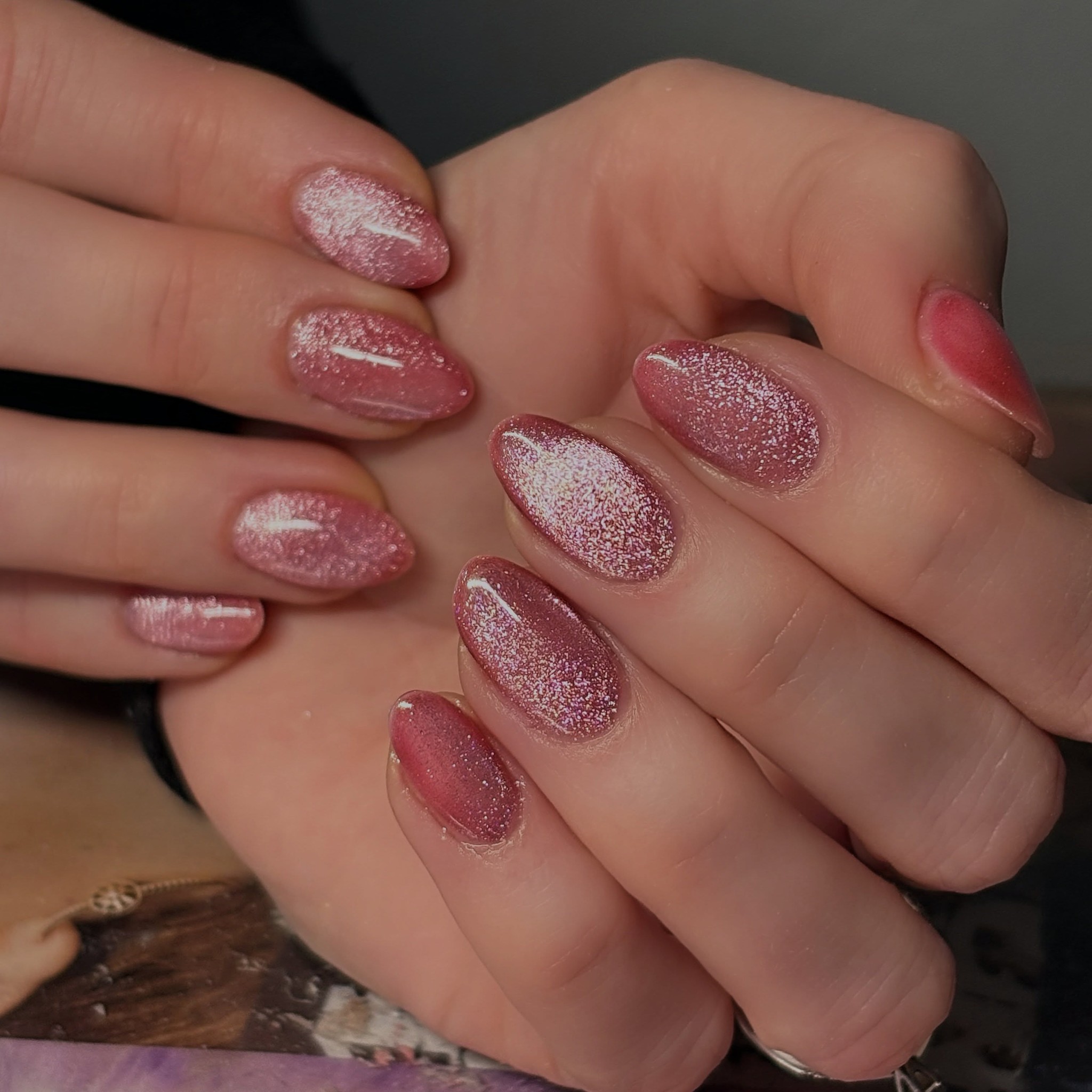 Korte ovale nagels met roze cat eye glitter